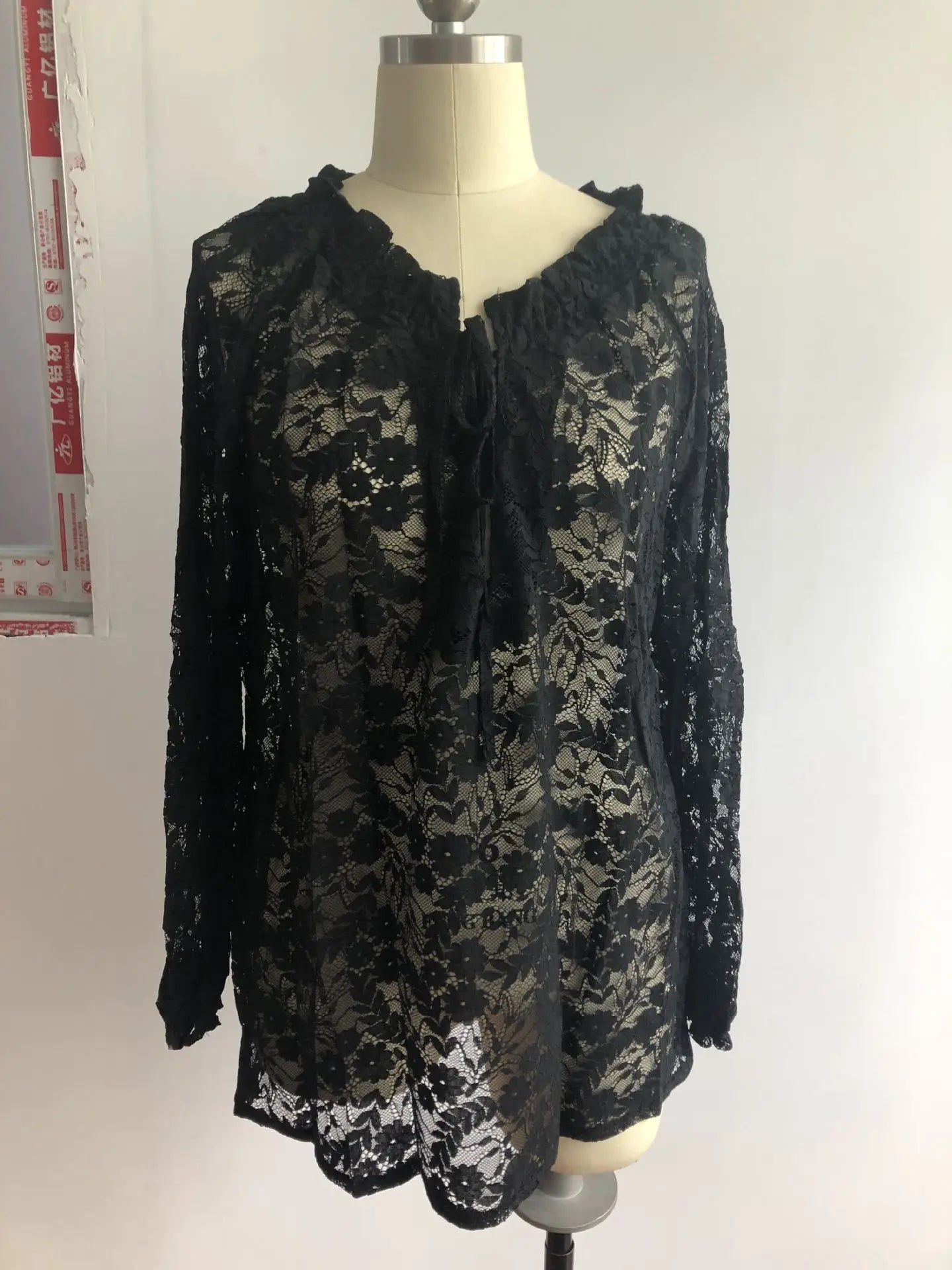 Bluzka boho z koronką | Głęboki dekolt V