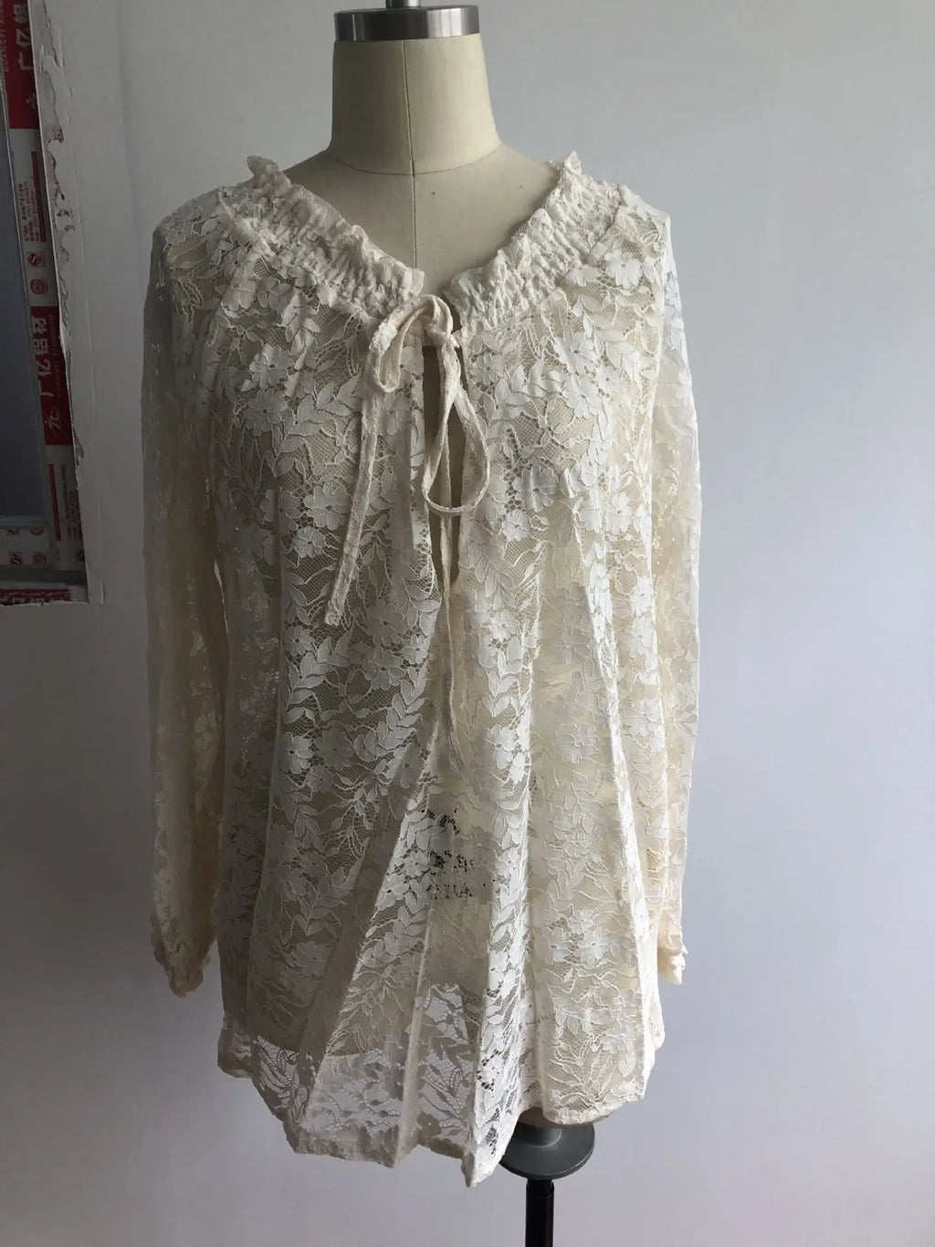 Bluzka boho z koronką | Głęboki dekolt V